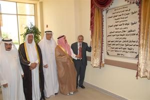 دهلال الساير يزيح الستار ايذانا بافتتاح المركز
