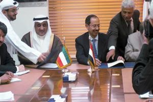 مدير الصندوق عبدالوهاب البدر موقعا على الاتفاقية مع الجانب اليمني