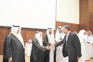 المستشار راشد الحماد يكرم المهندس المتميز محمود احمد﻿