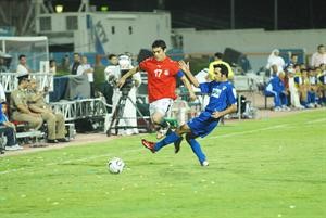 فهد عوض يعترض احمد حسن في اخر مباراة بين الازرق ومصر عام 2007﻿