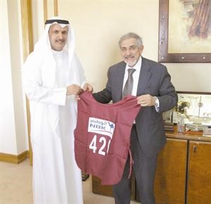 الرئيس التنفيذي لبنك الكويت الوطني عصام الصقر مع وزير الصحة دهلال الساير بعد قيامه بالتسجيل في السباق