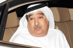 الوزير البحريني المقال منصور بن رجب في سيارته مغادرا مبنى النيابة العامة في المنامة بعد التحقيق معه امس الاول
