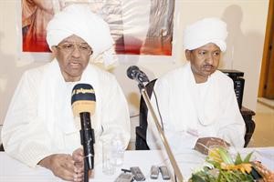 دمصطفى اسماعيل مستشار الرئيس السوداني خلال المؤتمر الصحافي بحضور السفير السوداني دابراهيم ميرغني﻿