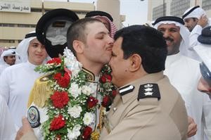 احد الضباط الخريجين يطبع قبلة على راس والده﻿