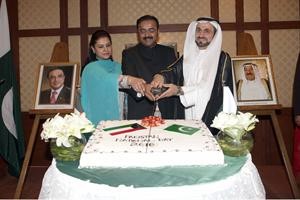 دفاضل صفر والقائم بالاعمال الباكستاني يقطعان كعكة الاحتفال بالعيد الوطني الباكستاني
﻿