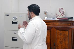 النائب علي الدقباسي يؤدي صلاة الظهر في المجلس امس