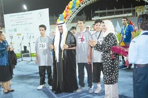 سمو رئيس الوزراء الشيخ ناصر المحمد والفائزون بالمراكز الاولى
