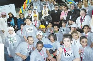 احمد باكير
سمو رئيس الوزراء الشيخ ناصر المحمد في لقطة جماعية مع المشاركين في المهرجان الرياضي
