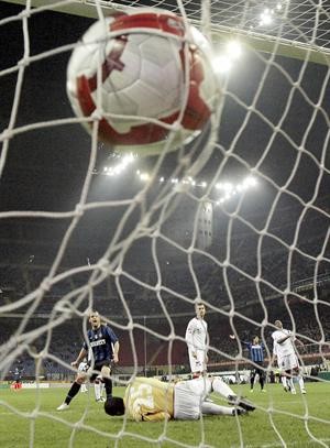 هدف لاعب انتر ميلان الكاميروني صامويل ايتو في شباك ليفورنو	 رويترز﻿