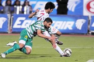 لاعب الزمالك حسين ياسر يراوغ مدافع الانتاج الحربي﻿
