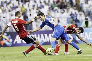 البرازيلي تياغو نيفيز يتخطى مدافعي الاهلي محمد جمعة والايراني مهرزاد معدنجي رويترز