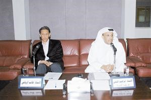 ابراهيم المليفي وطالب الرفاعي خلال الندوى﻿