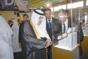 ومتفقدا احد اجنحة الشركات المشاركة