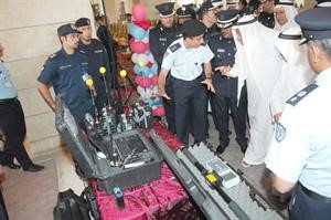 كبار المسؤولين يتفقدون معرض الاطفاء