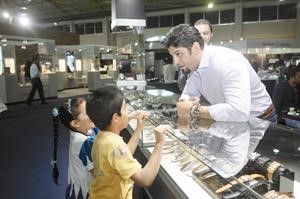 مشعل الشايع مع احد الاطفال في معرض KA
