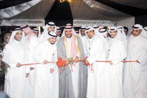 الشيخ احمد الفهد يقص شريط افتتاح معرض كويت فيجن