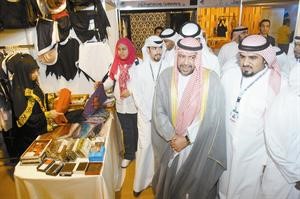 ومتجولا في اجنحة المعرضسعود سالم
