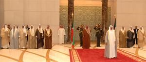 صاحب السمو الامير قبل مغادرته البلاد وفي وداعه سمو نائب الامير وولي العهد وكبار الشيوخ ومسؤولي الدولة﻿