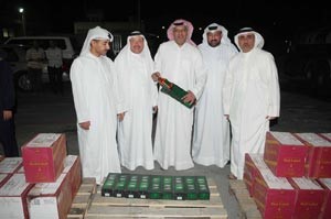 رجال الجمارك بعد استخراج جميع زجاجات الخمور المهربة احمد باكير