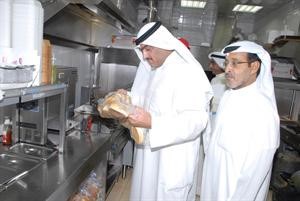 التاكد من تاريخ الصلاحية لدى التفتيش على المواد الغذائية﻿
