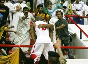 لاعب الكويت عبدالرحمن جمعة يصعد الى مدرج القادسية والجماهير مذعورة﻿