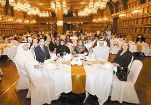 السفيرة الاميركية وفيصل المطوع ونوال السلطان والشيخة اوراد وداحمد العوضي
