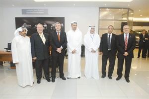 بهبهاني متوسطا مديري جنرال موتورز وعددا من مسؤولي الشركة

