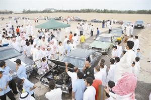 طابور كبير من المشاركين في انتظار دخولهم للحلبة
