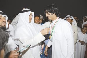 الشيخ احمد الداود يكرم احد المشاركين في الاستعراض
