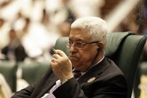 الرئيس الفلسطيني محمود عباس يدخن سيجارة خلال حضوره الجلسة الافتتاحية للقمة العربية افپ

