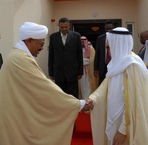 صاحب السمو مستقبلا الرئيس السوداني عمر حسن البشير في مقر اقامته
﻿