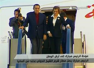  وصورة تلفزيونية للحظة وصوله الى مطار شرم الشيخ وتظهر برفقته قرينته سوزان ﻿﻿افپ﻿