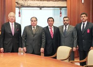 محمد العمر متوسطا وفدا يضم مسؤولي بيتك فيما بدا رئيس الوزراء الماليزي الاول من اليسار وبجواره السفير الكويتي﻿