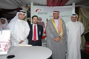 الشيخ احمد الفهد مع موظفي البنك ﻿