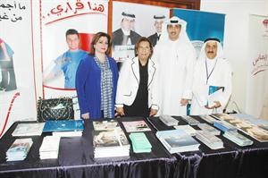 الوزيرة دموضي الحمود خلال تفقدها جناح غراس ﻿