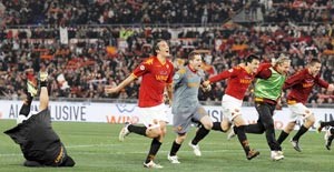 لاعبو روما يحتفلون بالفوز الكبير على انترميلان مع جماهيرهم