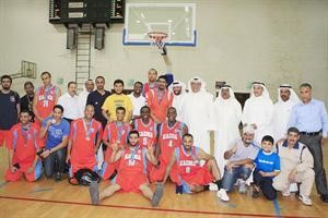 رئيس اتحاد كرة السلة الشيخ حمد السالم مع لاعبي كاظمة بعد تسلمهم الميداليات الفضية﻿