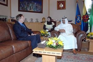 الشيخ جابر المبارك مستقبلا السفير البريطاني فرانك بيكر﻿