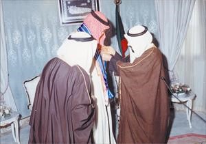 سمو الامير الراحل الشيخ جابر الاحمد يكرم غازي القصيبي بوسام الكويت ذي الوشاح من الدرجة الممتازة