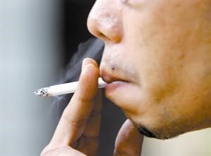 التدخين يؤثر على البشرة بشكل سلبي ﻿