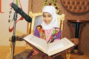 طفلة تفتتح حفل الافتتاح بايات من القران الكريم﻿
