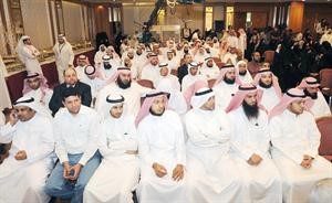 جمع من الحضور يتابع وقائع حفل الافتتاح﻿