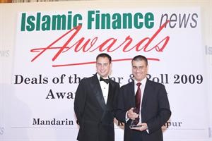 احمد الخرجي متسلما احدى الجوائز
