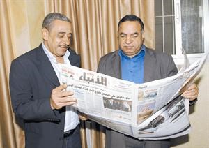 مسؤول الجبهة الشعبيةالقيادة العامة ابوعماد رامز متصفحا الانباء خلال مقابلته مع الزميل عماد حسن محمود الطويل