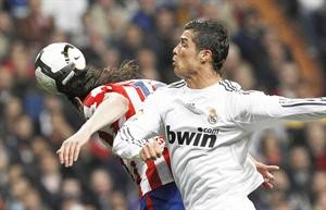 نجم ريال مدريد البرتغالي كريستيانو رونالدو يدفع لاعب اتلتيكو مدريد التشيكي توماس اويفالوسي رويترز