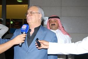 سمير زاهر يتحدث الى وسائل الاعلام ويبدو الشيخ احمد اليوسف﻿