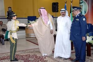 وزير الداخلية الفريق ركن متقاعد الشيخ جابر الخالد يسلم شهادة تذكارية لاحدى الخريجات