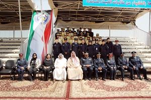 لقطة تذكارية لوزير الداخلية والفريق غازي العمر مع خريجات الدفعة الثانية من ضباط الاختصاص للهيئة المساندة