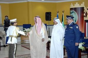 الخالد يسلم احد الضباط شهادته