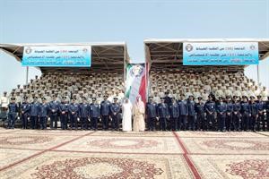 لقطة تذكارية لخريجي الدفعة 36 من الطلبة الضباط والدفعة 21 من ضباط الاختصاص مع الوزير الخالد والفريق العمر 
